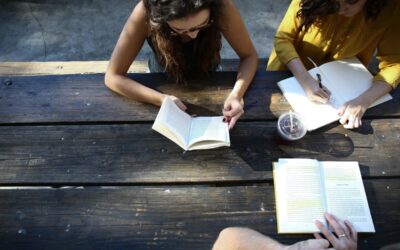 Aprender inglês sozinho ou com acompanhamento? O que muda na velocidade e na qualidade dos resultados